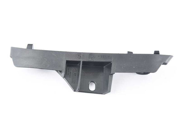 Guía inferior izquierda para BMW F90, F90N (OEM 51118065323). Original BMW.