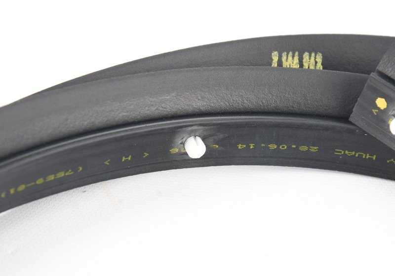 Sellado lateral derecho OEM 51377164942 para BMW E81, E82, E88. Original BMW.