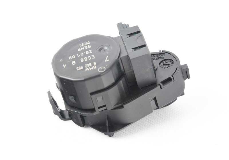 Actuador de la trampilla del espacio para los pies a la izquierda para BMW Serie 5 E60, E60N, E61, E61N, Serie 6 E63, E63N, E64, E64N (OEM 64116942993). Original BMW.