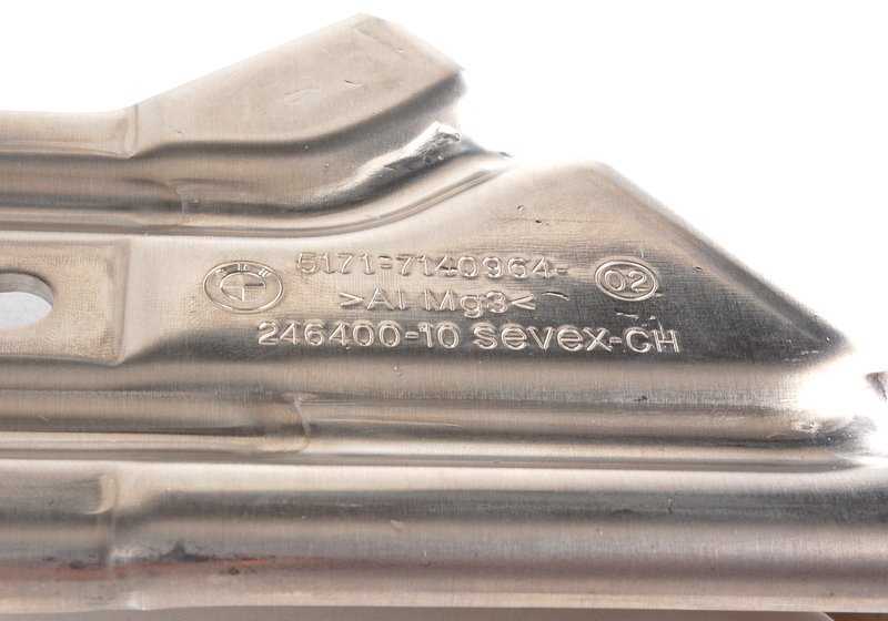 Soporte de cubierta del paso de rueda delantero derecho OEM 51717140964 para BMW E60, E61, E63, E64. Original BMW.