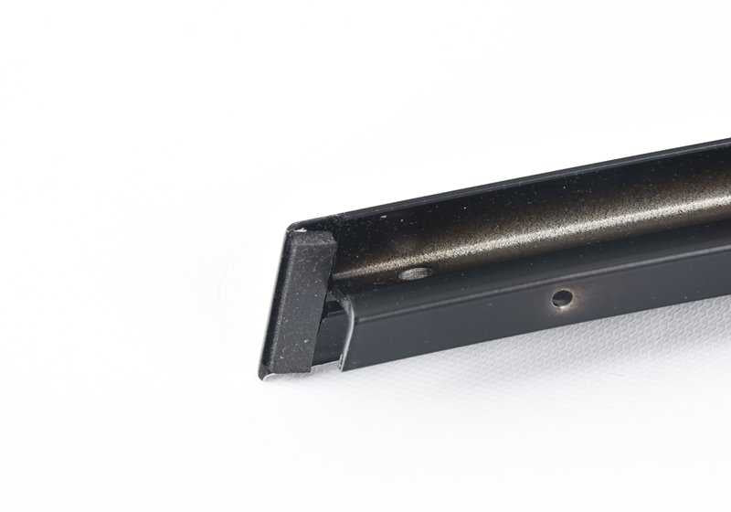 Cubierta del montante de guía de la ventana exterior derecha para BMW E39 (OEM 51348159878). Original BMW