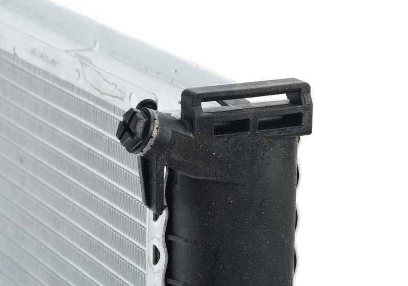 Radiador de refrigerante para varios modelos de BMW Serie 3 E30 (OEM 17112241912). Original BMW.