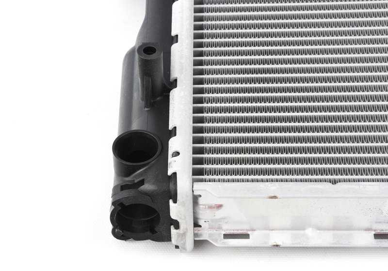 Refrigerador de Coolant para BMW X3 E83, E83N (OEM 17113414986). Original BMW