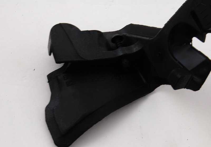 Soporte embellecedor derecho OEM 51767182062 para BMW E90, E91, E92, E93. Original BMW.