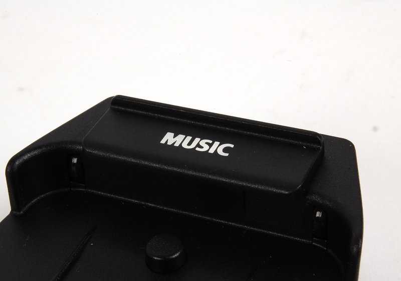 MUSIC Snap-In Adapter OEM 84212199390 para BMW E81, E82, E87, E88, E90, E91, E92, E93, F07, F10, F11, E63, E64, F01, F02, F04, E84, E70, E71, E72, E89 y MINI R55, R56, R57, R58, R59, R60, R61. Original BMW y MINI.