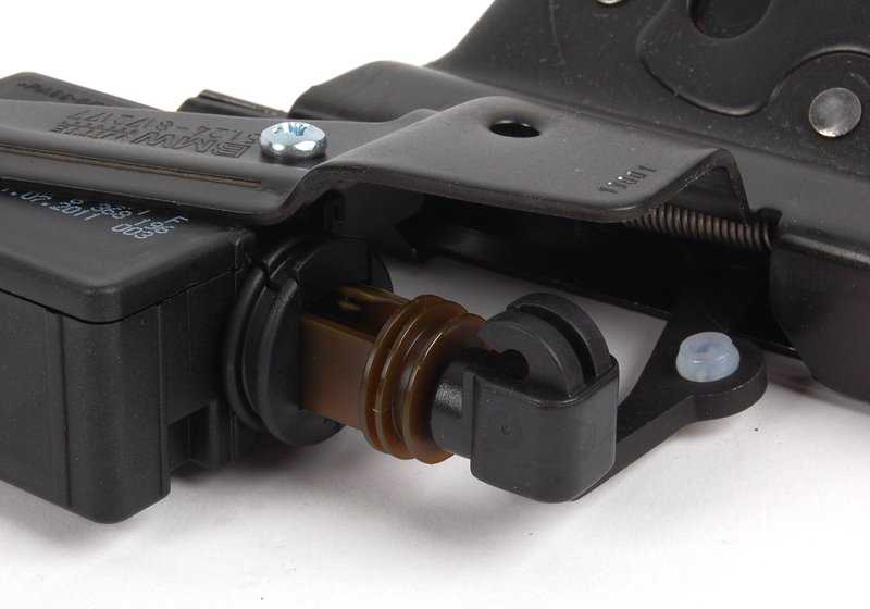 Tailgate lock for BMW 5 Series E39 (OEM 51248172177). Genuine BMW