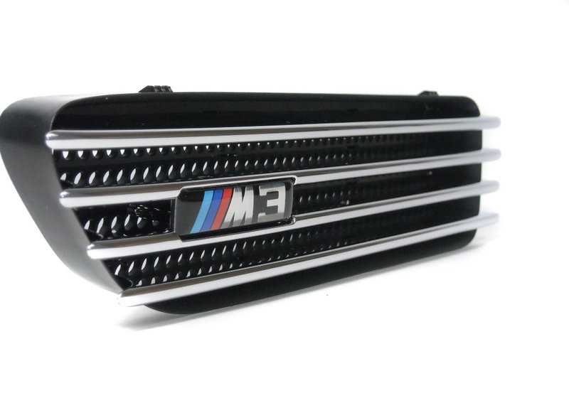 Grill decorativa anteriore sinistra per la serie BMW 3 E46 (OEM 51132694607). BMW originale