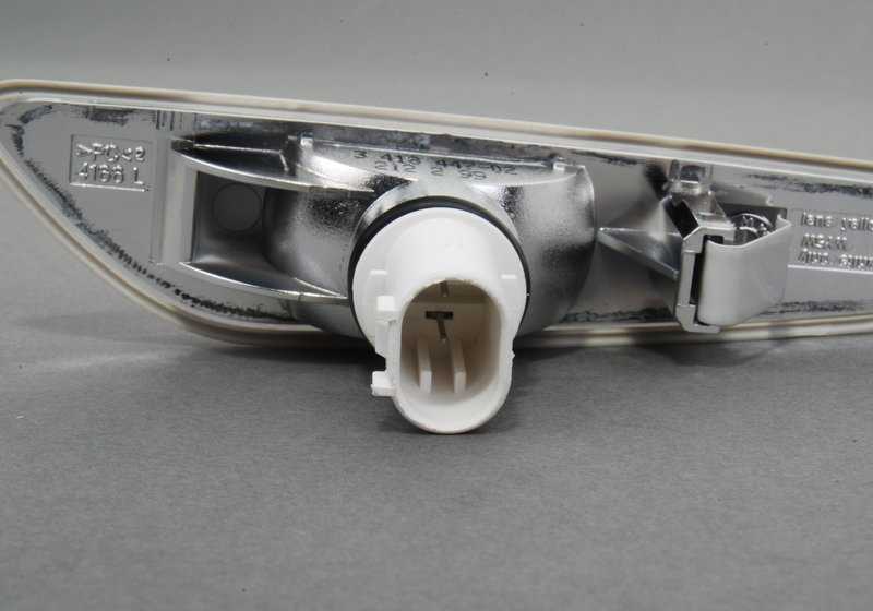 Luz intermitente adicional blanca izquierda para BMW E83, E83N (OEM 63133418447). Original BMW.