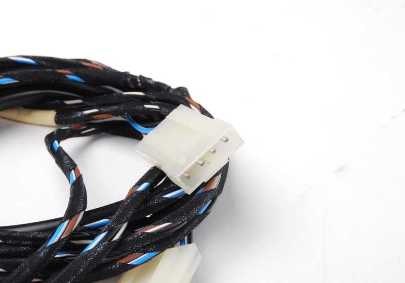 Juego de cables conexión espejo adicional para BMW Serie 5 E28 (OEM 61121373139). Original BMW.