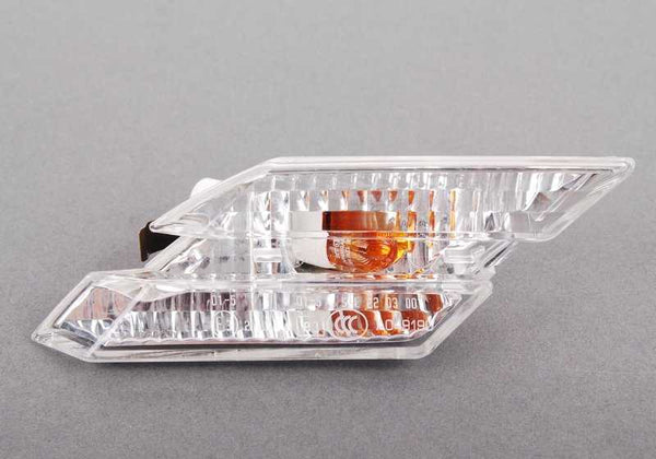 Luz intermitente adicional blanca derecha para BMW E63, E63N, E64, E64N (OEM 63137165810). Original BMW.