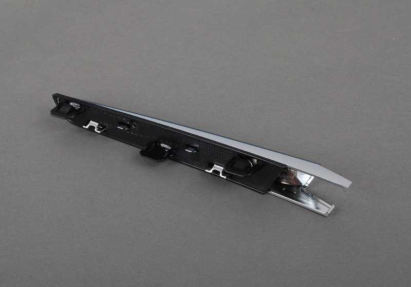 Moldura lateral izquierda OEM 51138056059 para BMW F80 (M3). Original BMW.