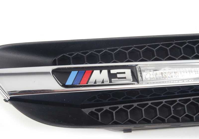 Rejilla decorativa pared lateral con emblema izquierdo para BMW Serie 3 E90, E90N (OEM 51138046447). Original BMW.