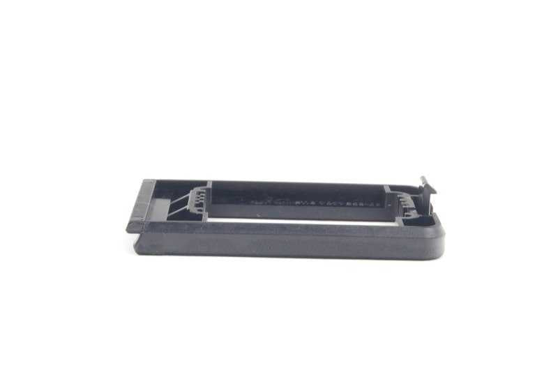 Soporte toma USB para BMW E60, E61 (OEM 51169136586). Original BMW.