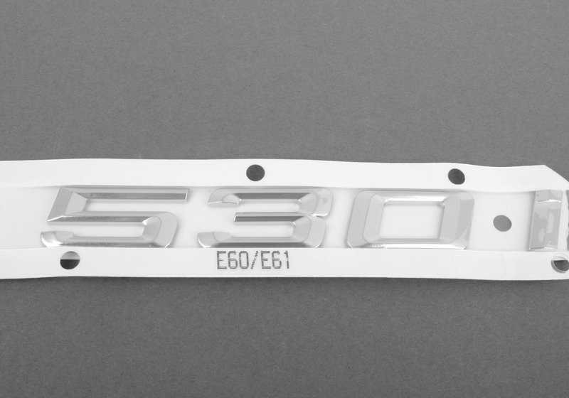 Emblema trasero "BMW" OEM 51147039786 para BMW E60, E61. Original BMW.