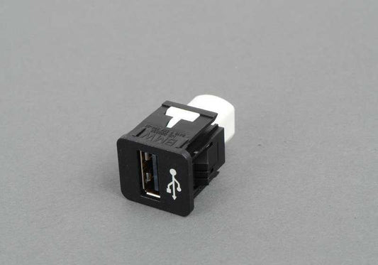 Connessione USB per BMW F20, F21, F40, F52, F22, F23, F44, F45N, F46N, F87, G42, G87, F30, F31, F34, F35, F80, G20, G21, G28, G80, G81, F32, F33, F36, F36, F82 G23, G26, G82, G83, F90, G30, G31, G38, G32, G11, G12, I01N, F48, F49, F97, G01, G08, F98,