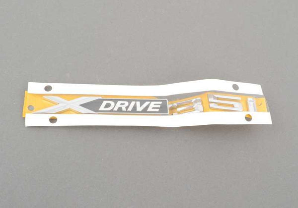 Emblema "xDrive" OEM 51147362495 para BMW E84, F25, F26, E70. Original BMW.