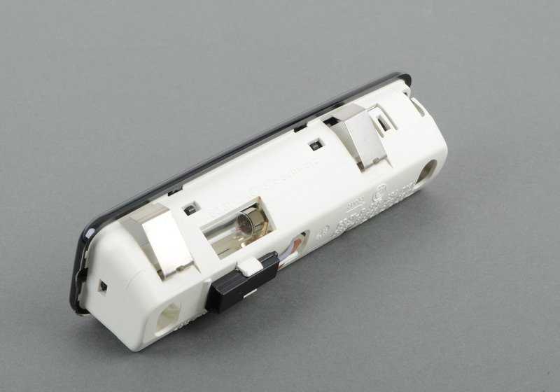 Luz de lectura interior trasera derecha para BMW E39 (OEM 63312497576). Original BMW