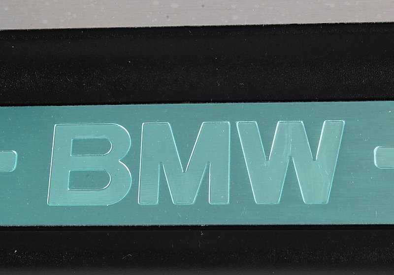 Cubierta de entrada izquierda para BMW E46 (OEM 51478219213). Original BMW