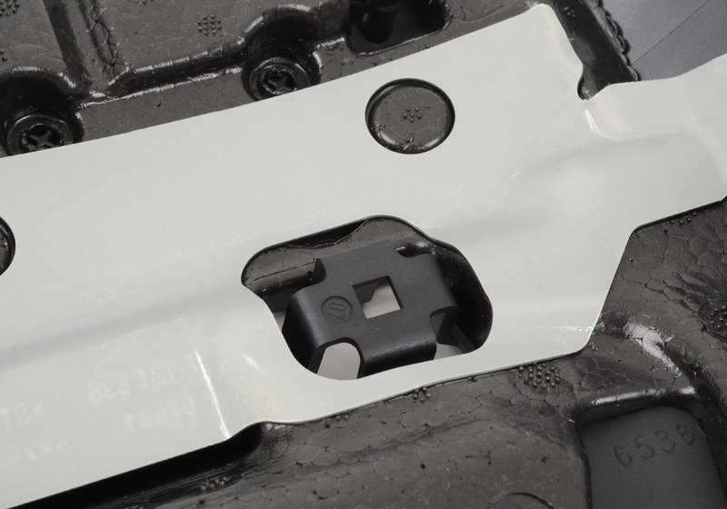 Revestimiento Inferior para BMW Serie 5 E60, E61 (OEM 61316947785). Original BMW