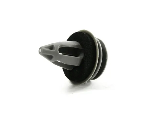 Clip con arandela obturadora GRIS para BMW. Modelos: E88, F45, E36, E46, E90, E91, E92, E93, F32, F33, F82, F83, E60, E61, F07, E63, E64, F06, F91, F92, F93, G14, G15, G16, E84, E83, F25, F26, E53, E70, F15, E71, E72. Original BMW.