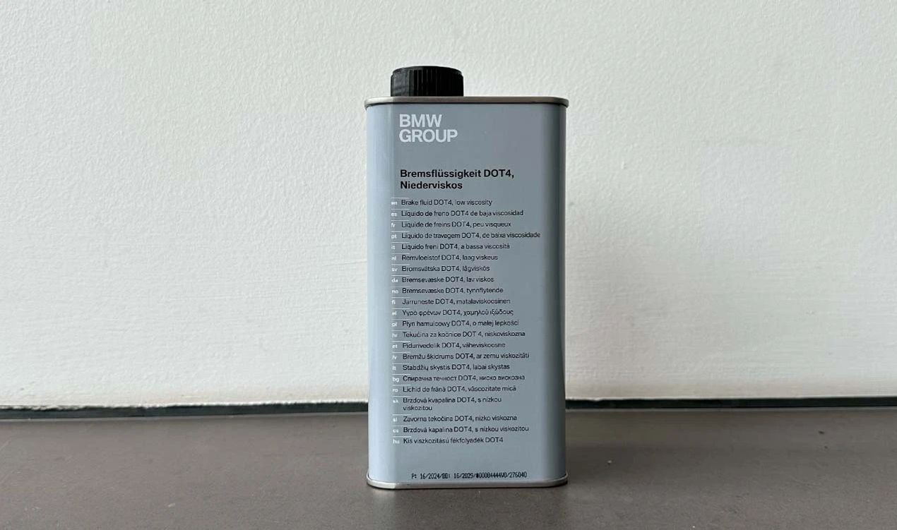 Líquido de frenos DOT4 de baja viscosidad para BMW Serie 5 E12, E28, Serie 6 E24 (OEM 83135A82511). Original BMW.